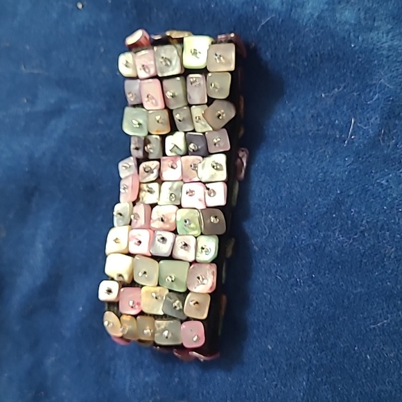 2/$12 Shell multi colour bracelet on stretch elastic - Picture 4 of 5